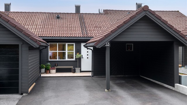 Asfaltert innkjørsel og parkeringsarealer