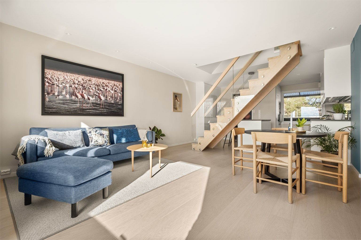 En gjennomtenkt planløsning med en lys og helhetlig fargepalett.