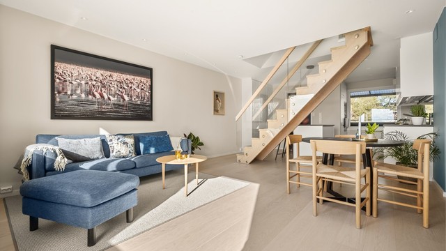 En gjennomtenkt planløsning med en lys og helhetlig fargepalett.