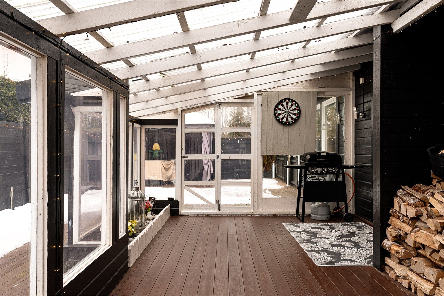 Vinterhagen er orientert mot vest og byr på muligheten til å sitte ute selv om været ikke er på sitt aller beste.