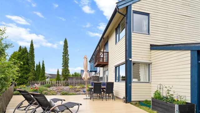 Velkommen til Sagveien 77 - En tomannsbolig med solrike uteplasser beliggende i et svært populært og barnevennlig boligfelt!