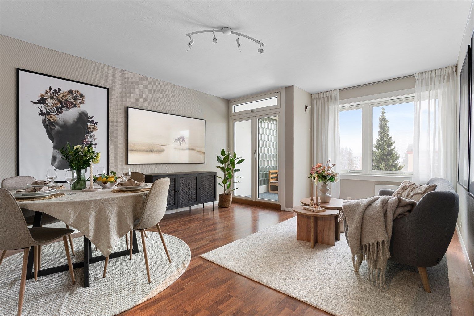 Charlotte Lunde v/Krogsveen har gleden av å presentere en flott og attraktiv 2-roms toppleilighet med  sydvestvendt, innglasset balkong! Foto: Fotostallen v/Fredrik Andersen