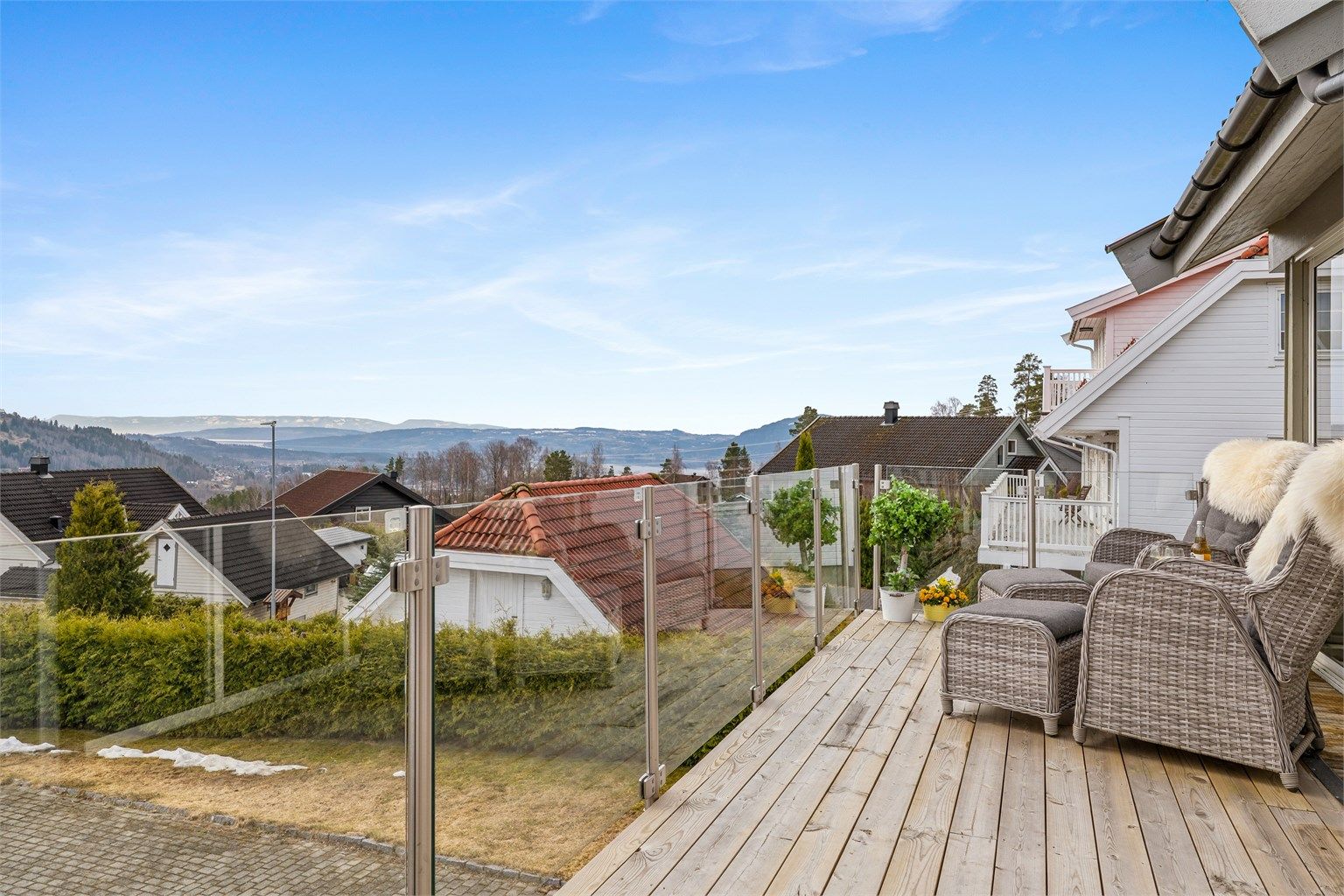 Boligen har fantastisk utsikt over Mjøsa og Brumunddal samt gode solforhold.