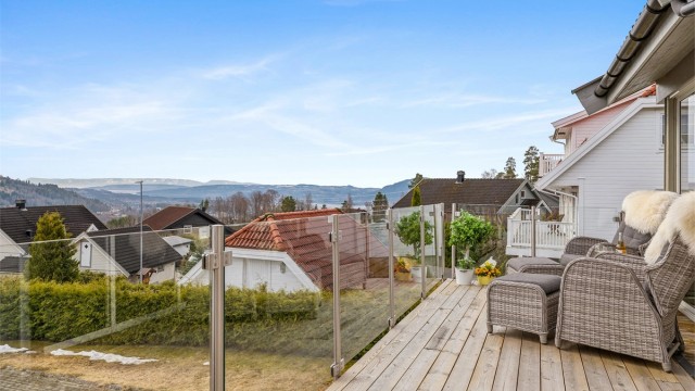 Boligen har fantastisk utsikt over Mjøsa og Brumunddal samt gode solforhold.