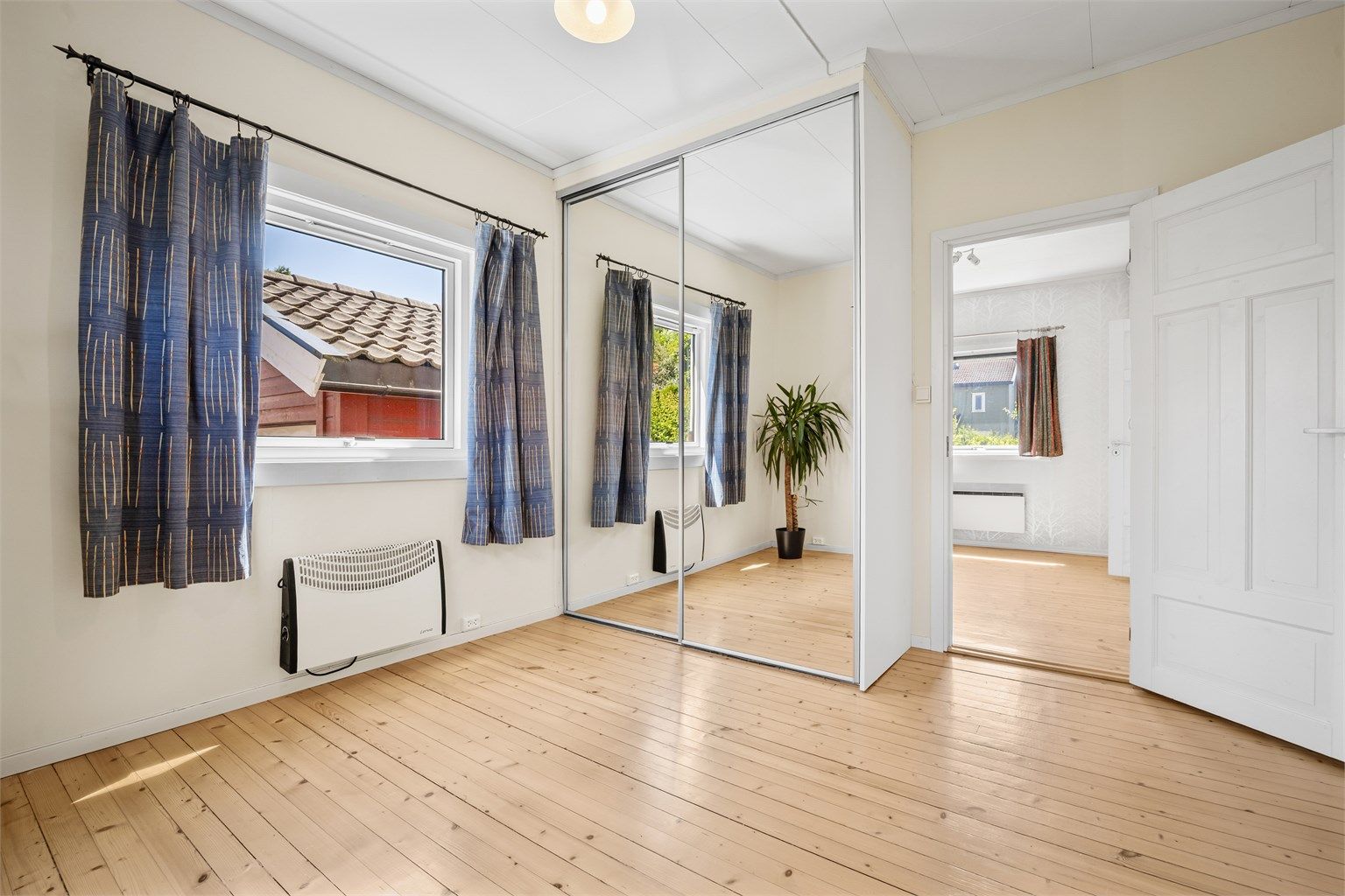 Hovedsoverommet er utstyrt med skyvedørsgarderobe med speilfroter.