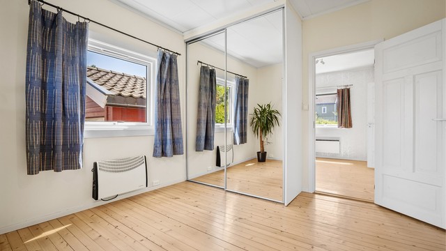 Hovedsoverommet er utstyrt med skyvedørsgarderobe med speilfroter.