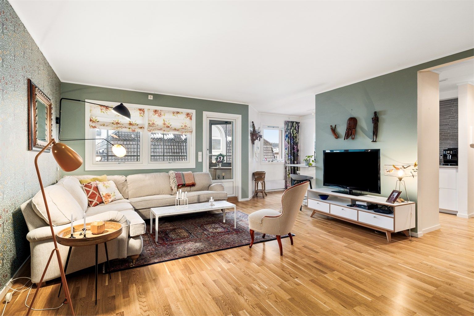 Her er det gode møbleringsmuligheter og direkte adkomst til innglasset balkong.