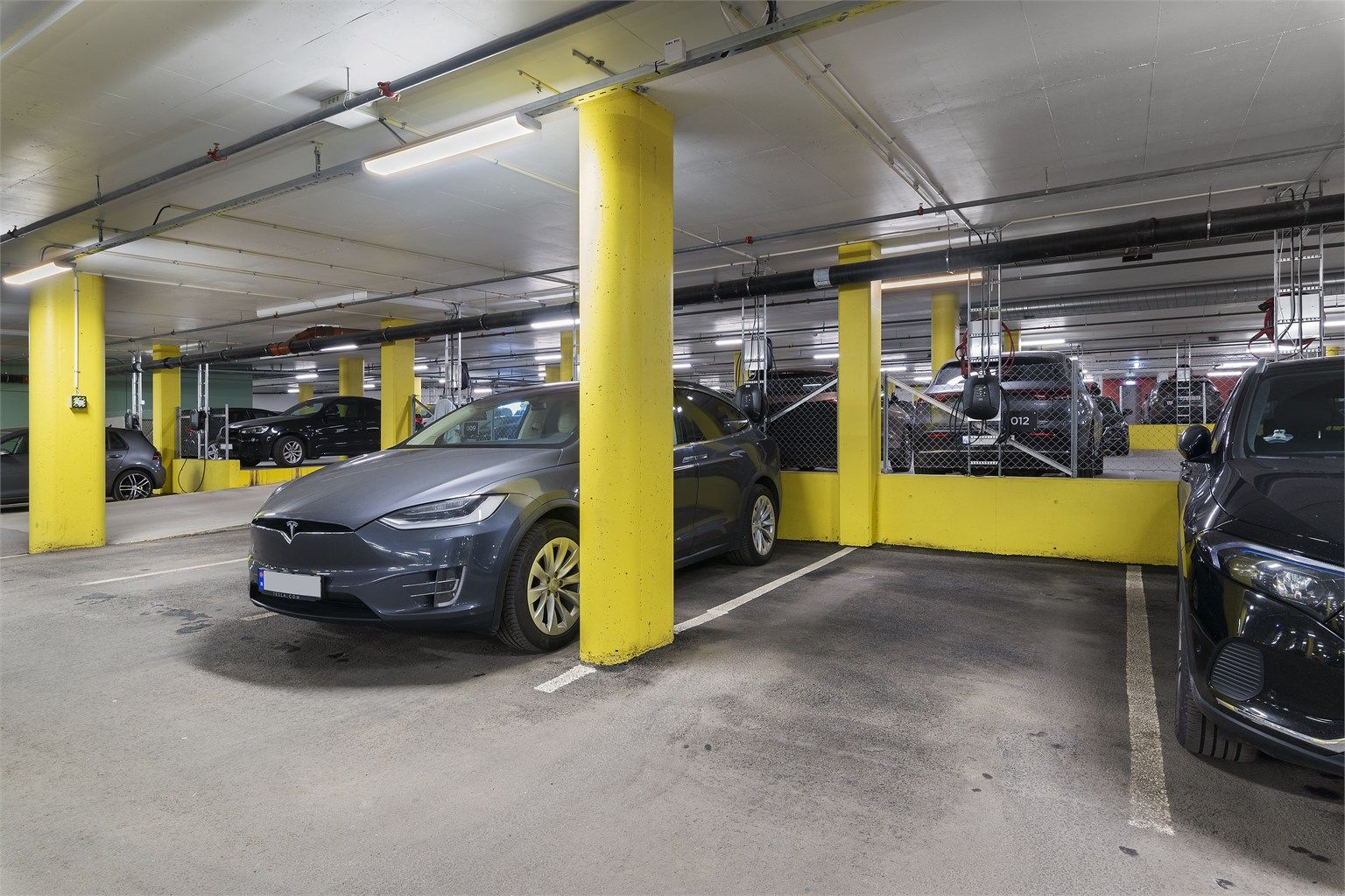 Leiligheten har fast parkeringsplass i garasjeanlegget. Elbillader på parkeringsplass er montert