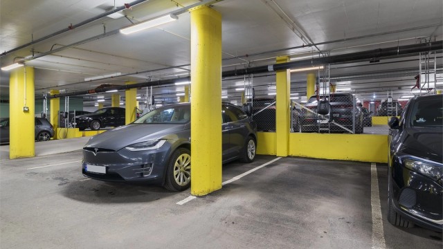 Leiligheten har fast parkeringsplass i garasjeanlegget. Elbillader på parkeringsplass er montert