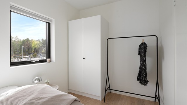 Soverom nummer 2 har også god plass til garderobeskap.