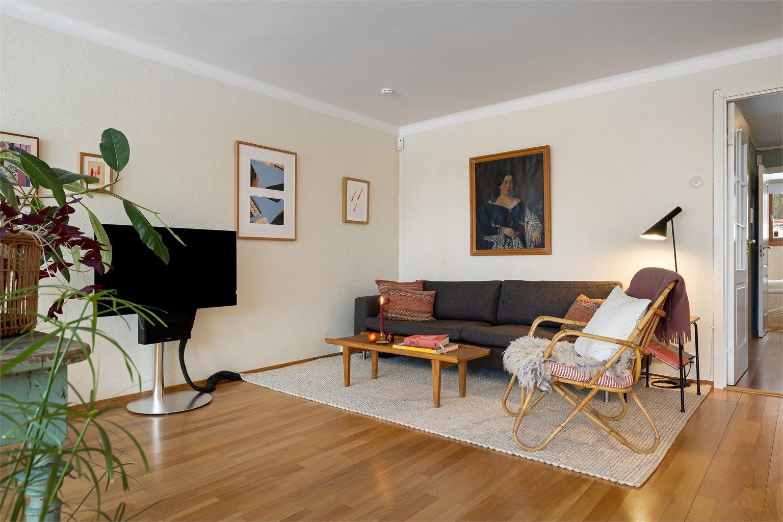 Leiligheten ligger usjenert til i byggets 1 etasje med en sydvendt og skjermet uteplass på 20 kvm med gode solforhold