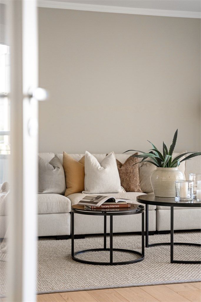 Det er ny glassdør mellom entré og stue.