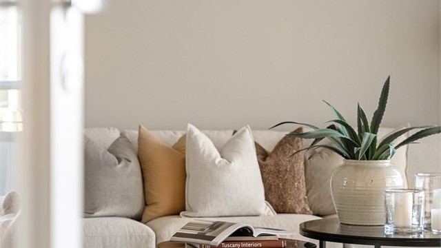 Det er ny glassdør mellom entré og stue.