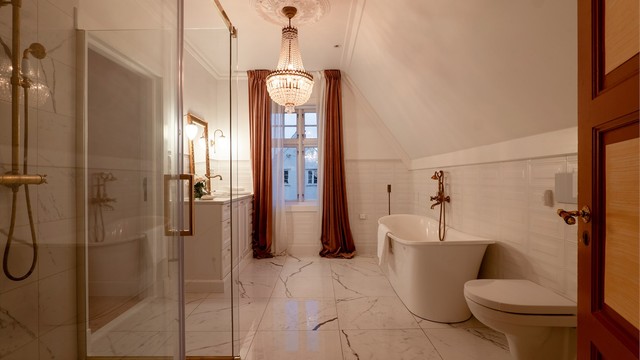 Badet ble etablert i 2023 med overflater og innredninger i tråd med husets epoke.