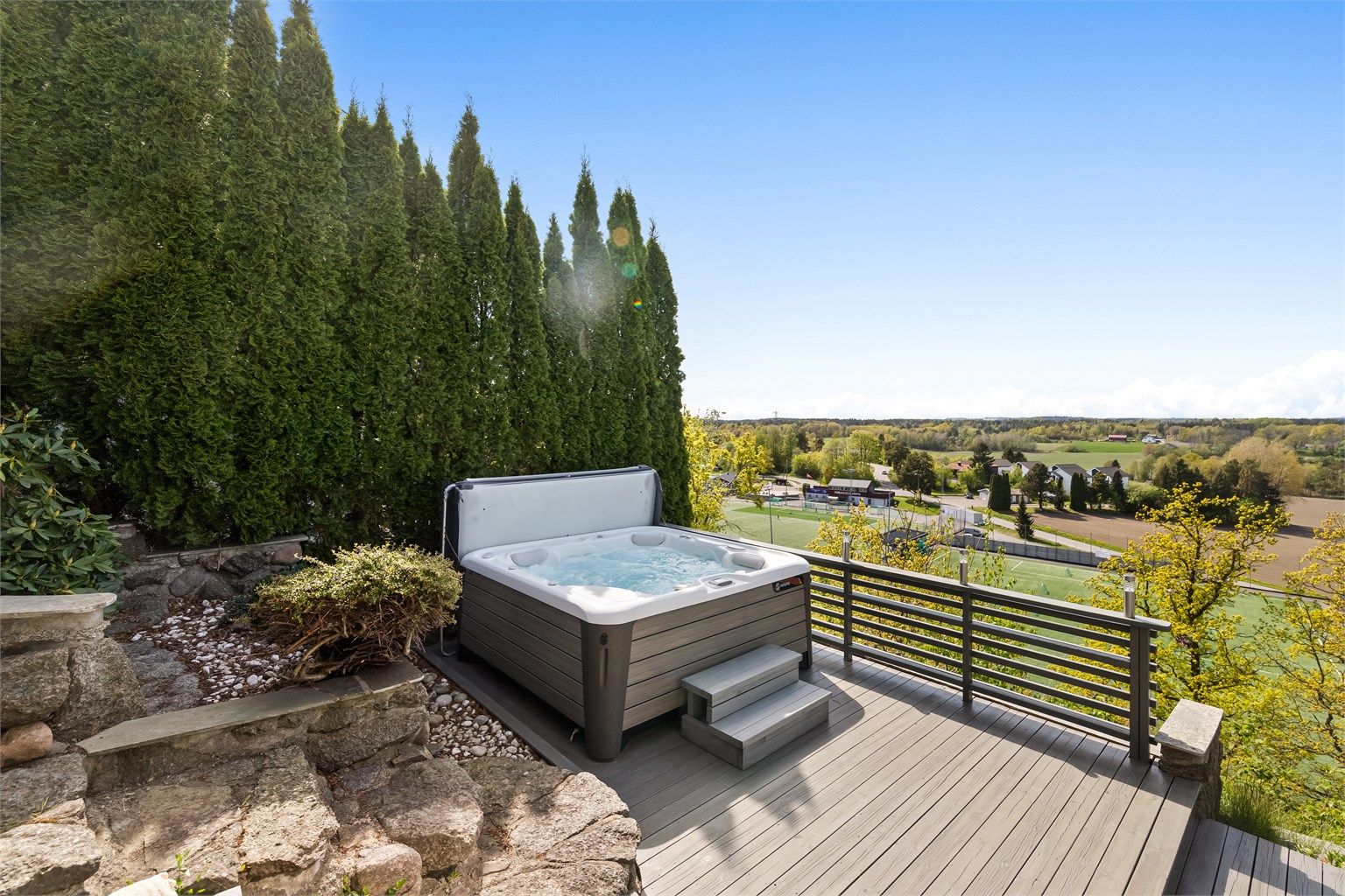 For de som ønsker å senke skuldrene etter en lang arbeidsdag, kan denne eiendommen friste med en stor jacuzzi med fantastisk utsikt.