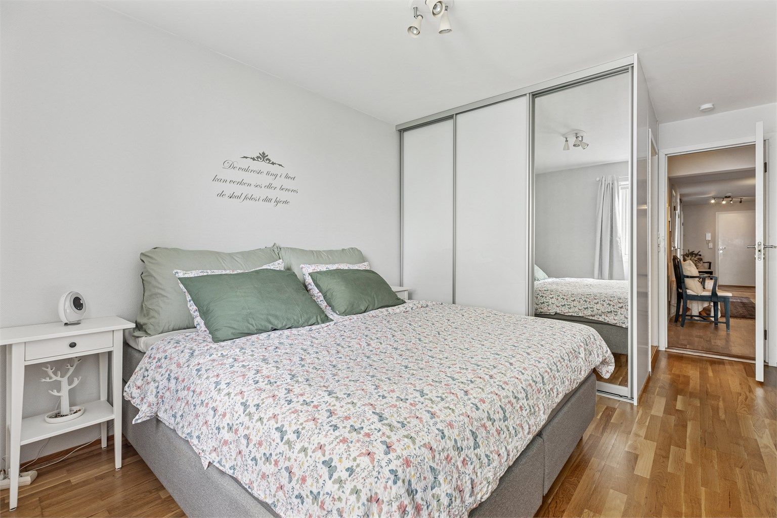 Leiligheten har tre romslige soverom, hvor hovedsoverommet har direkte tilgang til eget bad.