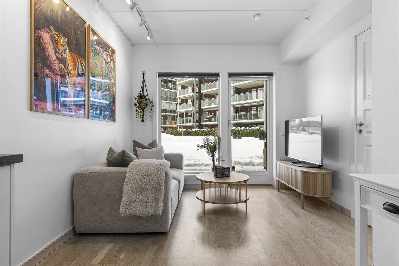 Fra stuen er det direkte utgang til en romslig markterrasse på 10 m².