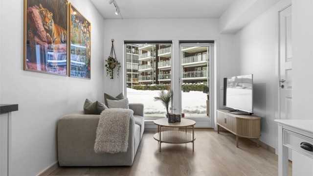 Romsaas Allé 11 - en moderne 3-roms leilighet fra 2018 med åpen stue- og kjøkkenløsning. Foto: Marika Mørkestøl / Marika Foto