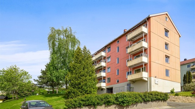 Borettslaget har parkeringsplasser til utleie med og uten lader til elil etter venteliste (bildet er lånt fra tidligere salg)