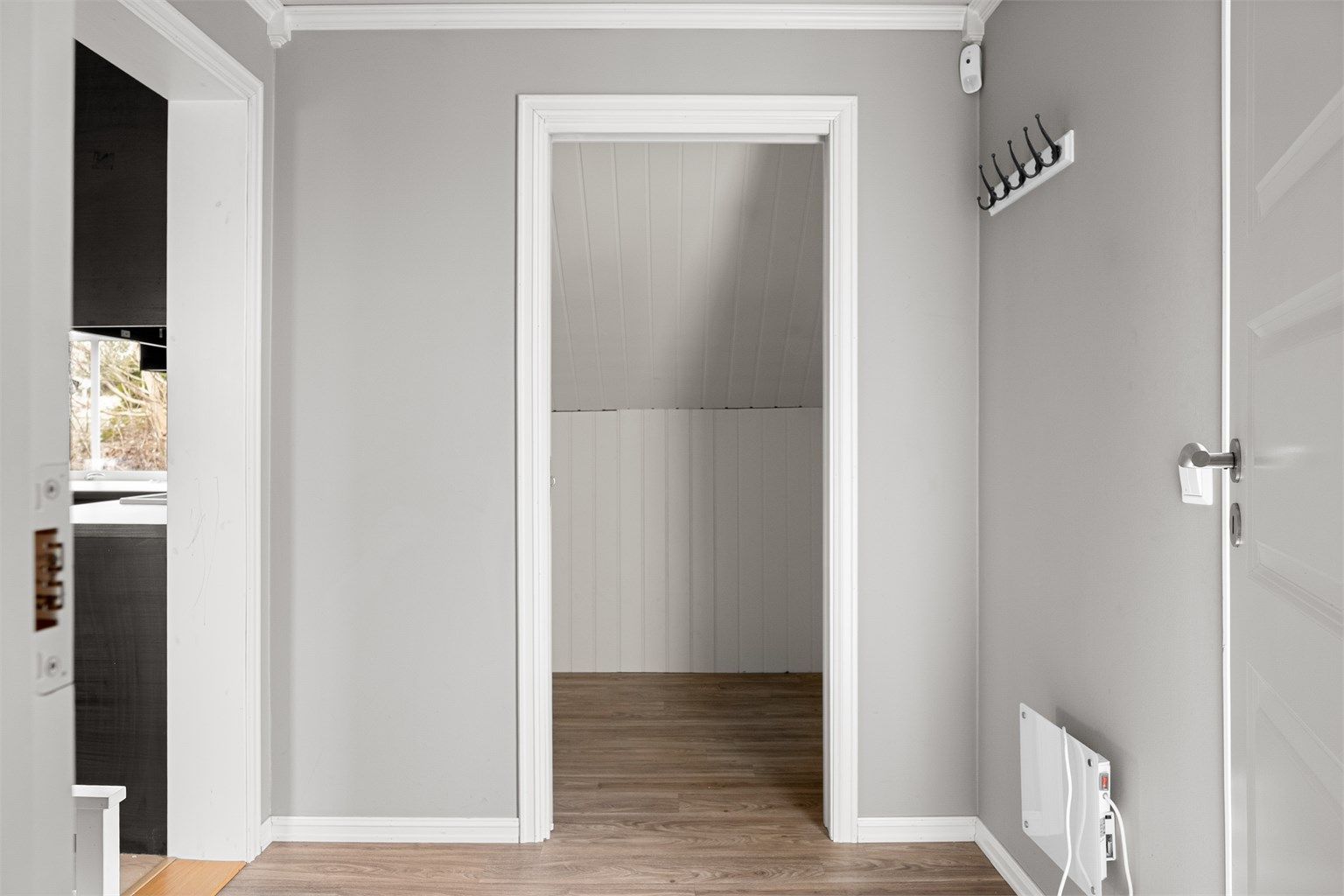 Del av entreen er utvidet til areal byggemeldt som bod. Dette er ikke omsøkt eller godkjent bruksendret.