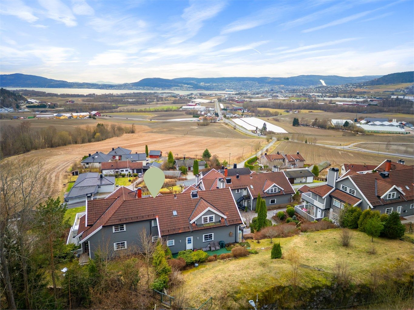 Suveren vidstrakt utsikt fra høyden med fritt utsyn over Lier, Drammen og fjorden. 
Foto: Ole Thoresen