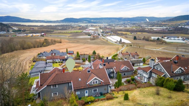 Suveren vidstrakt utsikt fra høyden med fritt utsyn over Lier, Drammen og fjorden.
Foto: Ole Thoresen