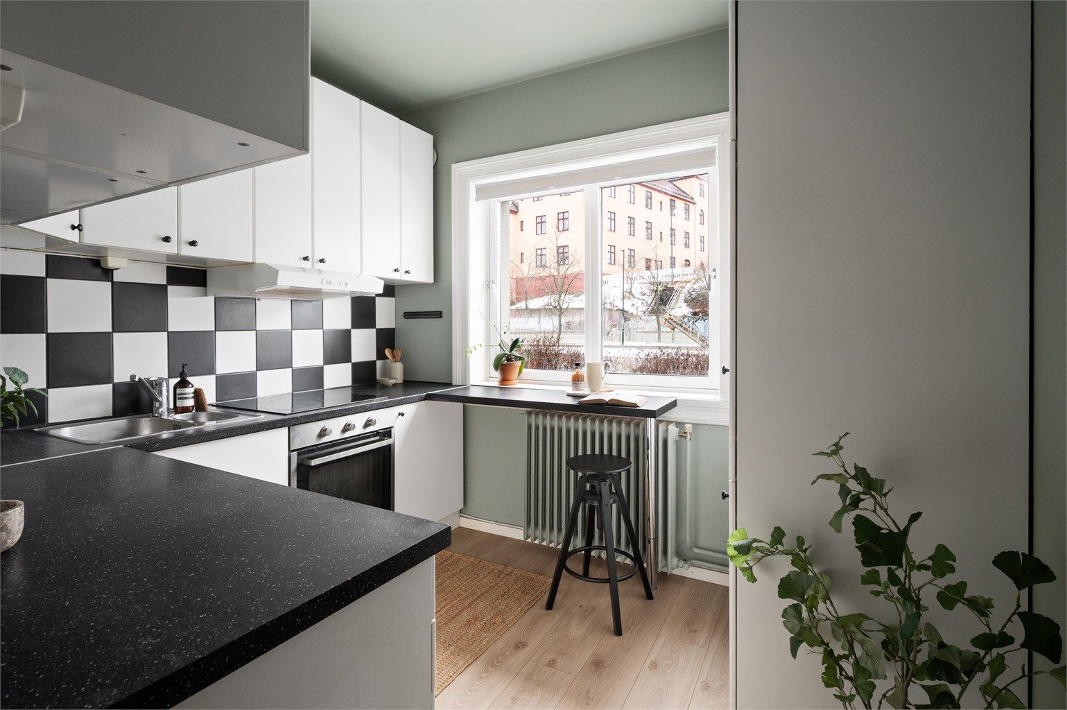 Det er hyggelig utsyn til omgivelsene fra vinduet, og på denne siden er det forhager som gjør at boligen blir noe tilbaketrukket fra fortauet.