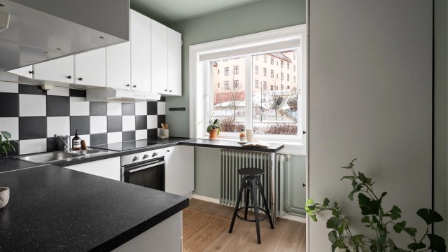 Det er hyggelig utsyn til omgivelsene fra vinduet, og på denne siden er det forhager som gjør at boligen blir noe tilbaketrukket fra fortauet.