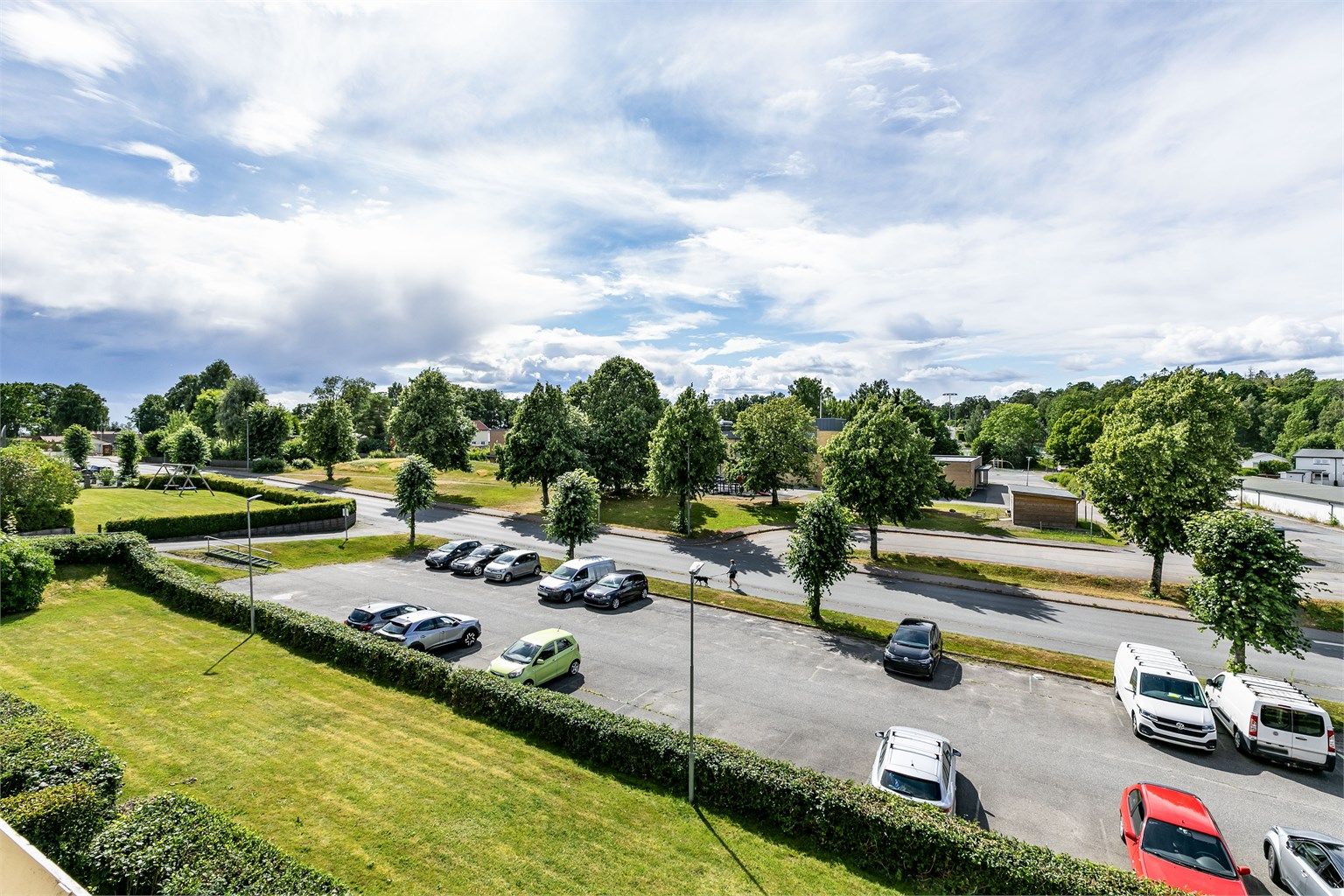 Det er ingen motstående boligbebyggelse foran leiligheten og dermed heller ikke særlig med innsyn.