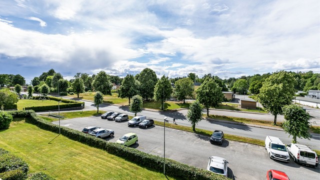 Det er ingen motstående boligbebyggelse foran leiligheten og dermed heller ikke særlig med innsyn.
