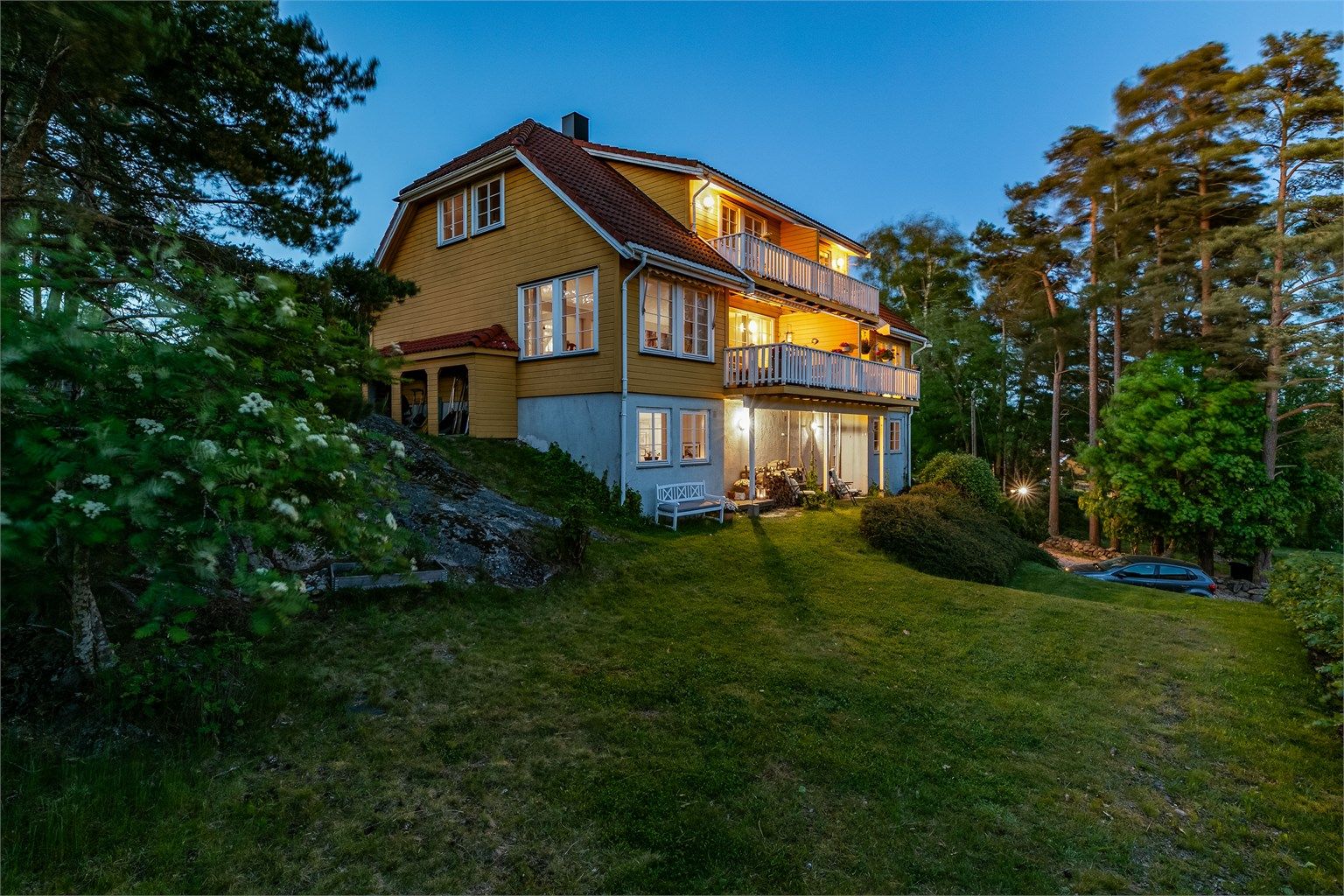 Boenhetene disponerer hvert sitt utvendige skjul inntil nordre gavlvegg.