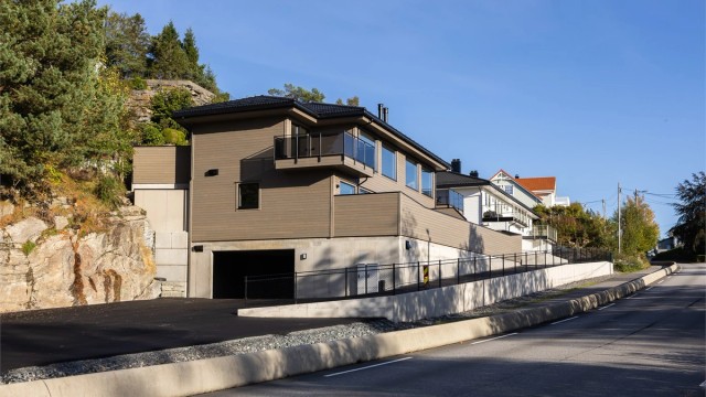 Nyoppført leilighet/ tomannsbolig med moderne arkitektur og integrert garasjeanlegg i sokkelen.