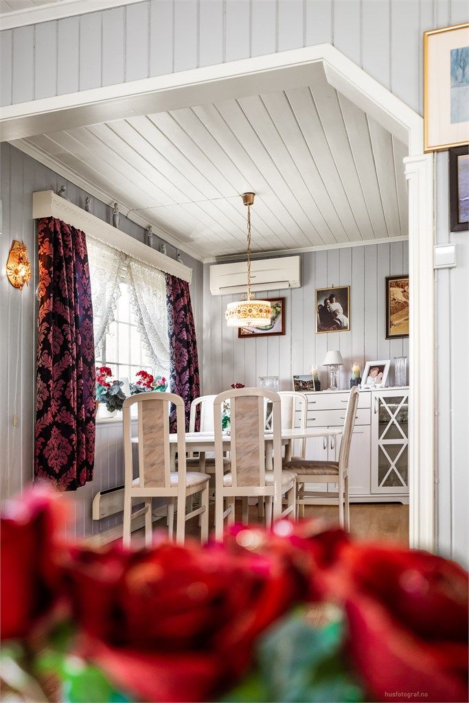 Spisestuen er utstyrt med en luft-til-luft varmepumpe fra Panasonic (2010) for effektiv oppvarming.