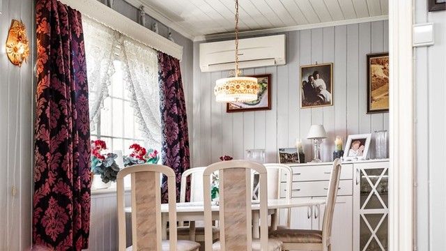 Spisestuen er utstyrt med en luft-til-luft varmepumpe fra Panasonic (2010) for effektiv oppvarming.