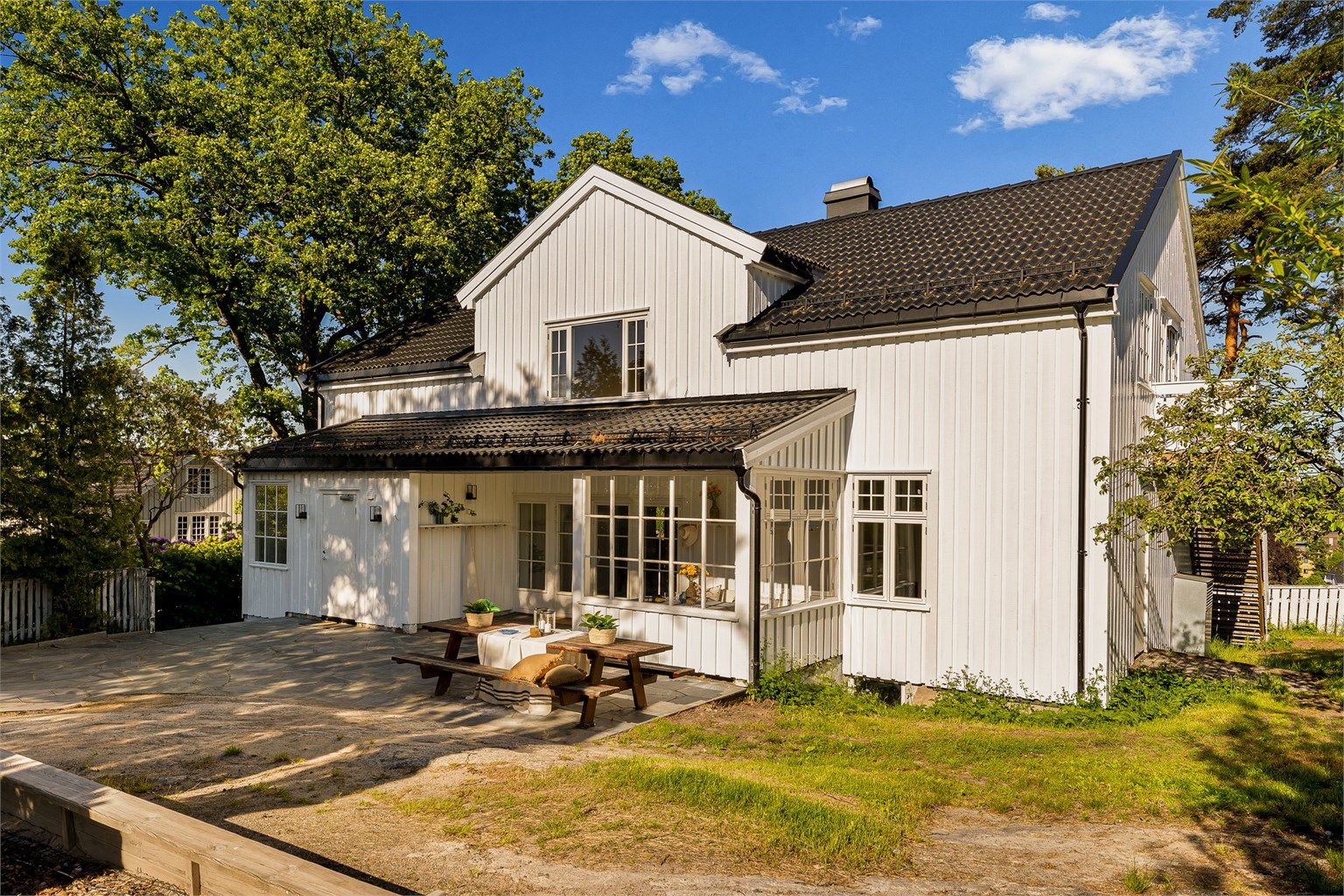 Eiendommen har en attraktiv og sentral beliggenhet på Ekeberg i et etablert og rolig boligområde, med kort gangavstand til Sandefjord sentrum. Foto: [KRON Media / Karl Filip Kronstad]