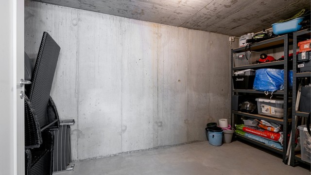 Tilhørende sportsbod i bakkant av garasjen gir ekstra oppbevaringsplass.