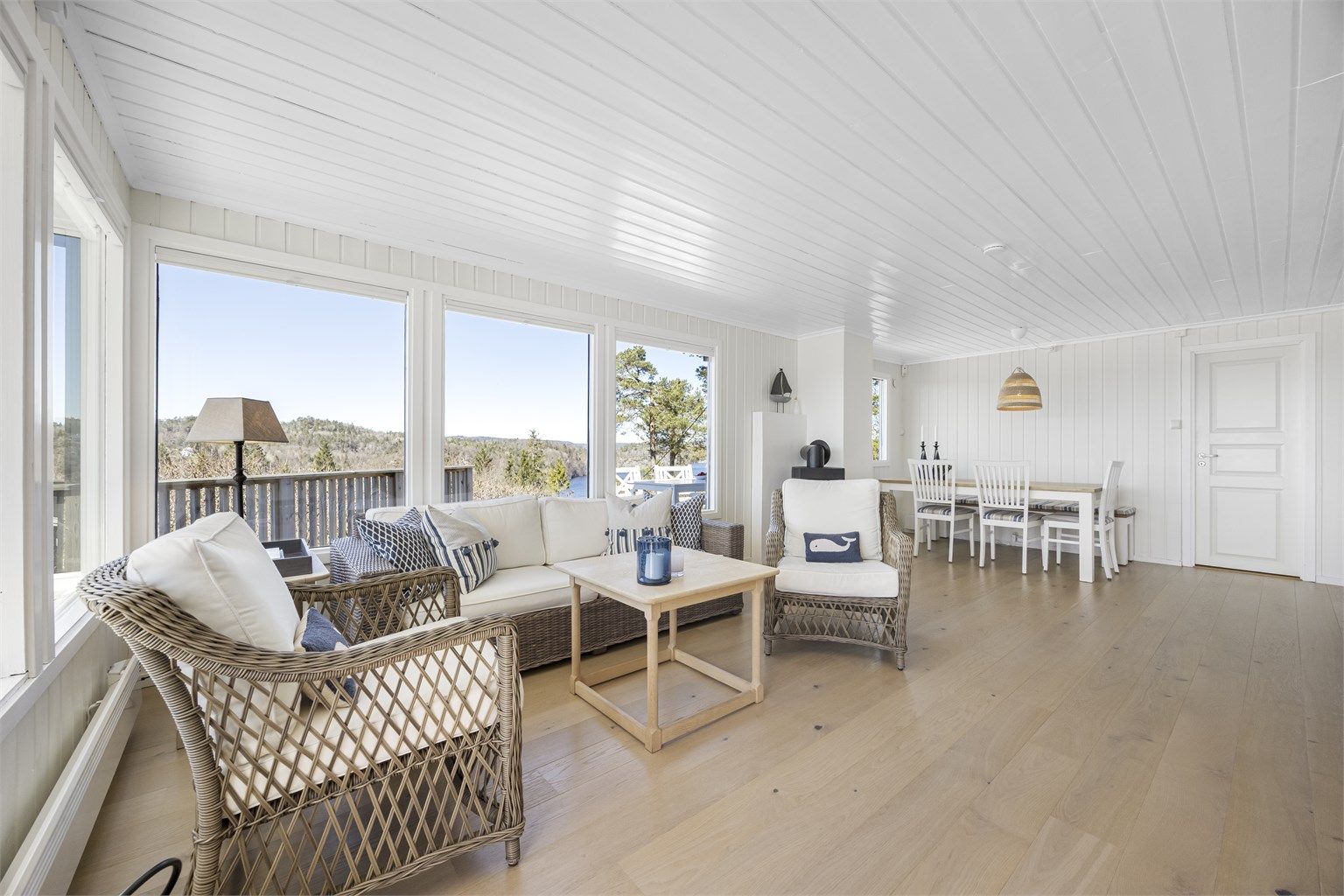 Den åpne løsningen gir en god romfølelse og fleksible møbleringsmuligheter for både sofagruppe og spisebord.