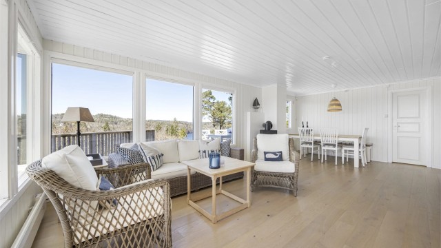 Den åpne løsningen gir en god romfølelse og fleksible møbleringsmuligheter for både sofagruppe og spisebord.