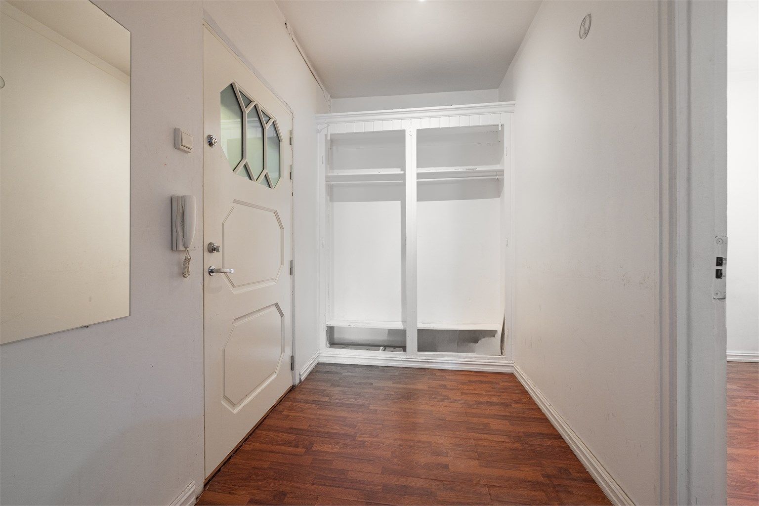 Inngangsparti fra hovedoppgangen.