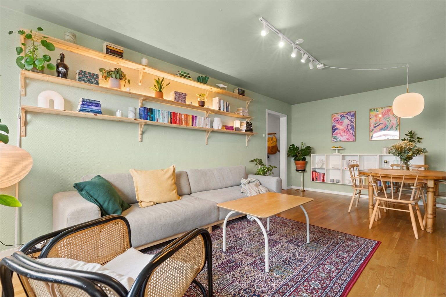 Stuen er romslig med god planløsning og kan enkelt innredes med en hyggelig sofagruppe med tilhørende sofabord og annet ønskelig stuemøblement. 