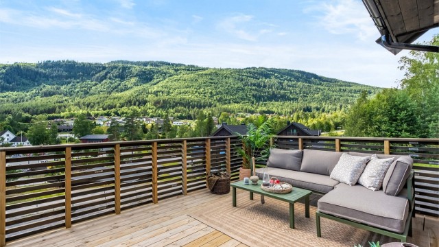 Velkommen til Maurudbrekka 5C - Nyere 5-roms duplex-leilighet sentralt beliggende i Austbygde sentrum med nydelig utsikt og flotte uteplasser. Foto: Ohshots!