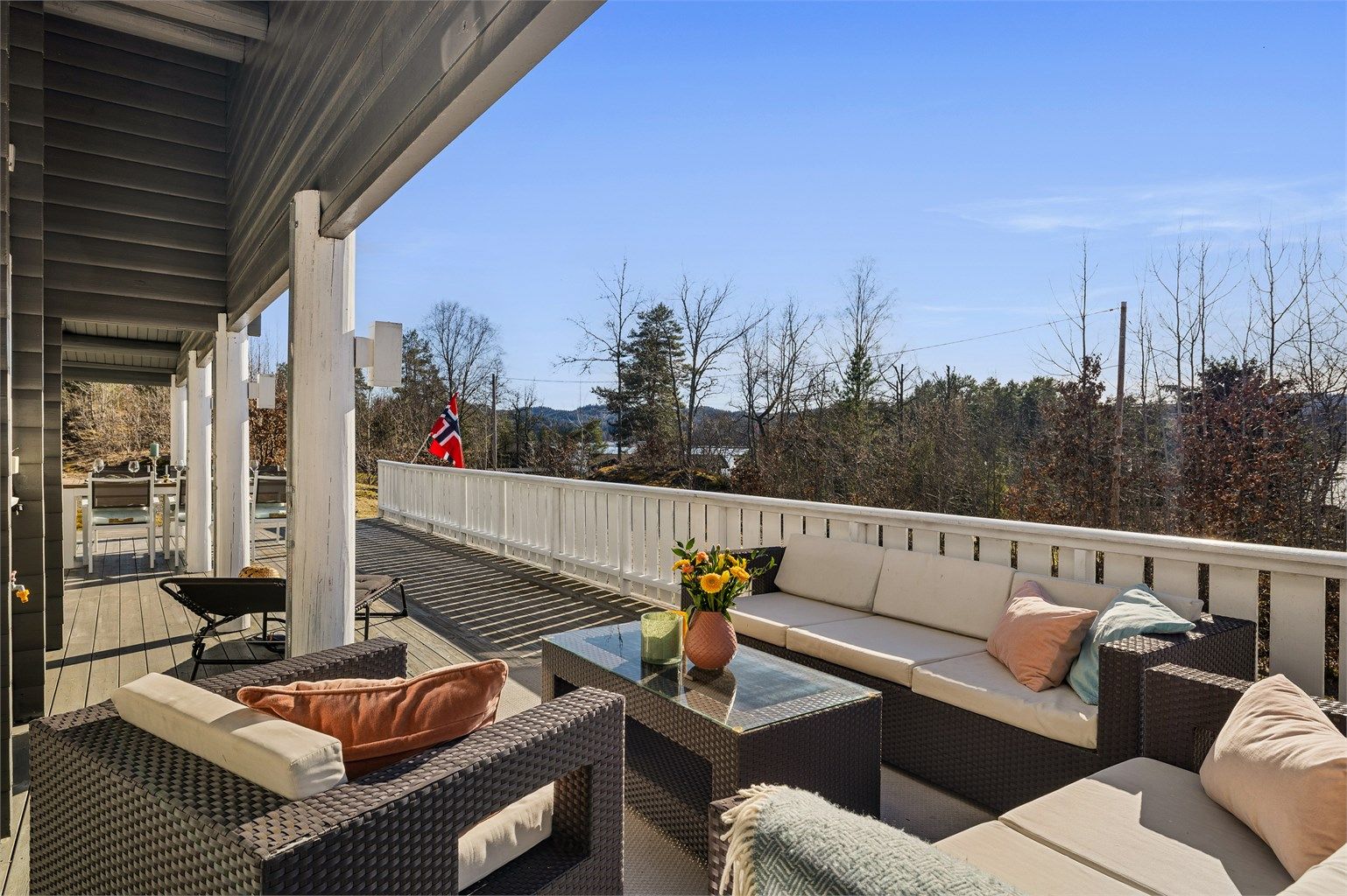 Hytta ligger fritt og solrikt til på tomten med flere fine uteplasser. Mot sørvest er det bygget en stor terrasse hvor du sitter både usjenert og lunt til.