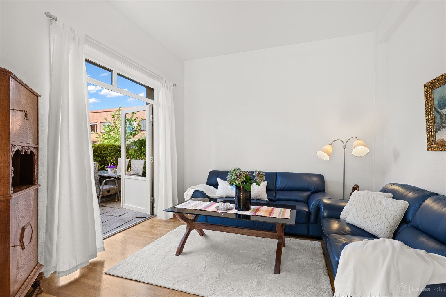 Det er god plass til både sofagruppe og stort spisebord. Store vindusflater mot syd og vest gir rikelig med naturlig lys gjennom hele dagen. Stuen har en takhøyde på 3,05 meter, som bidrar til en luftig og behagelig romfølelse. 
Foto: John Løvås