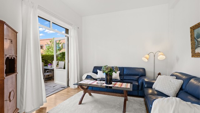 Det er god plass til både sofagruppe og stort spisebord. Store vindusflater mot syd og vest gir rikelig med naturlig lys gjennom hele dagen. Stuen har en takhøyde på 3,05 meter, som bidrar til en luftig og behagelig romfølelse.
Foto: John Løvås
