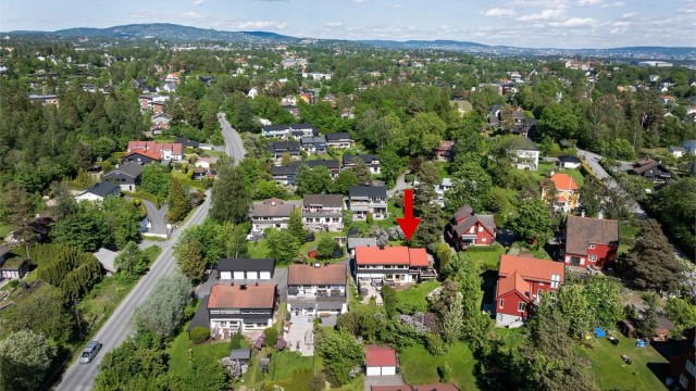 Nabolaget er trygt og har få hindringer mellom husene, noe som gjør det enkelt for barn å ferdes. Gangavstand til sjøen og butikk.
