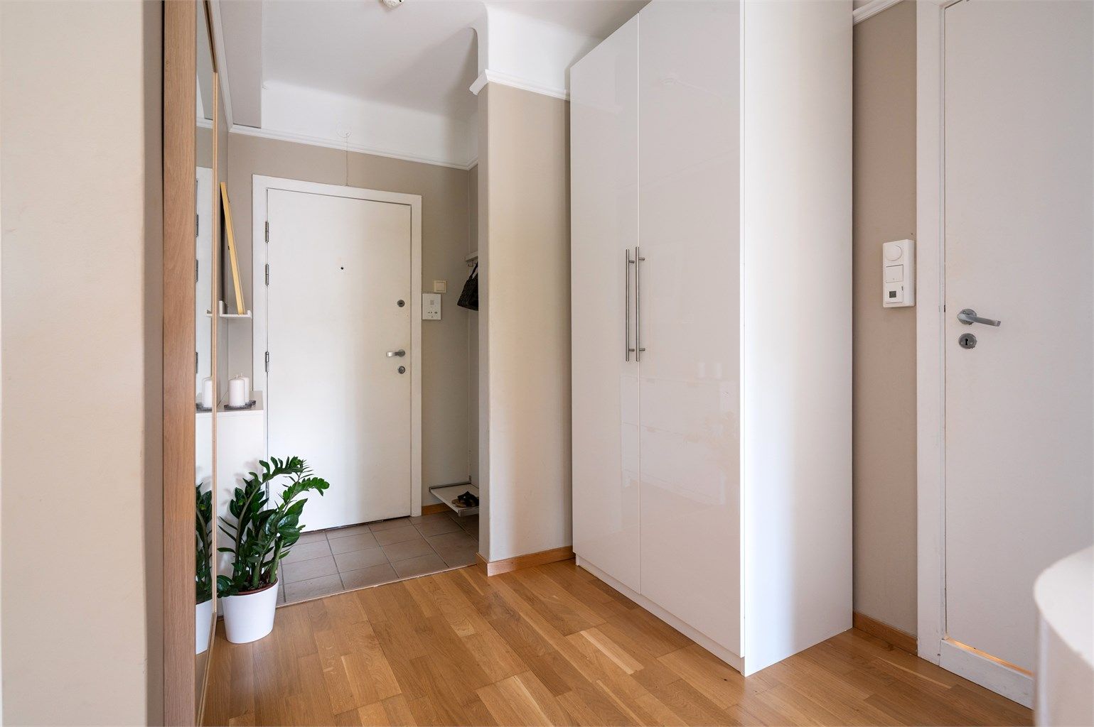 Innbydende og praktisk entré med mulighet til oppbevaringsseksjon.