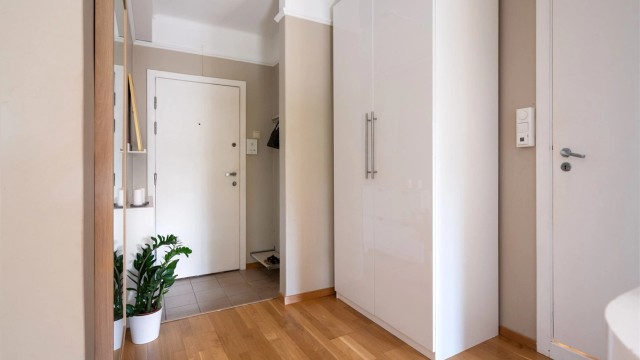 Innbydende og praktisk entré med mulighet til oppbevaringsseksjon.