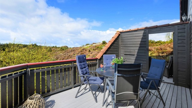 Eiendommen byr på flere innbydende uteområder med god plass til avslapning og hyggelige sammenkomster.