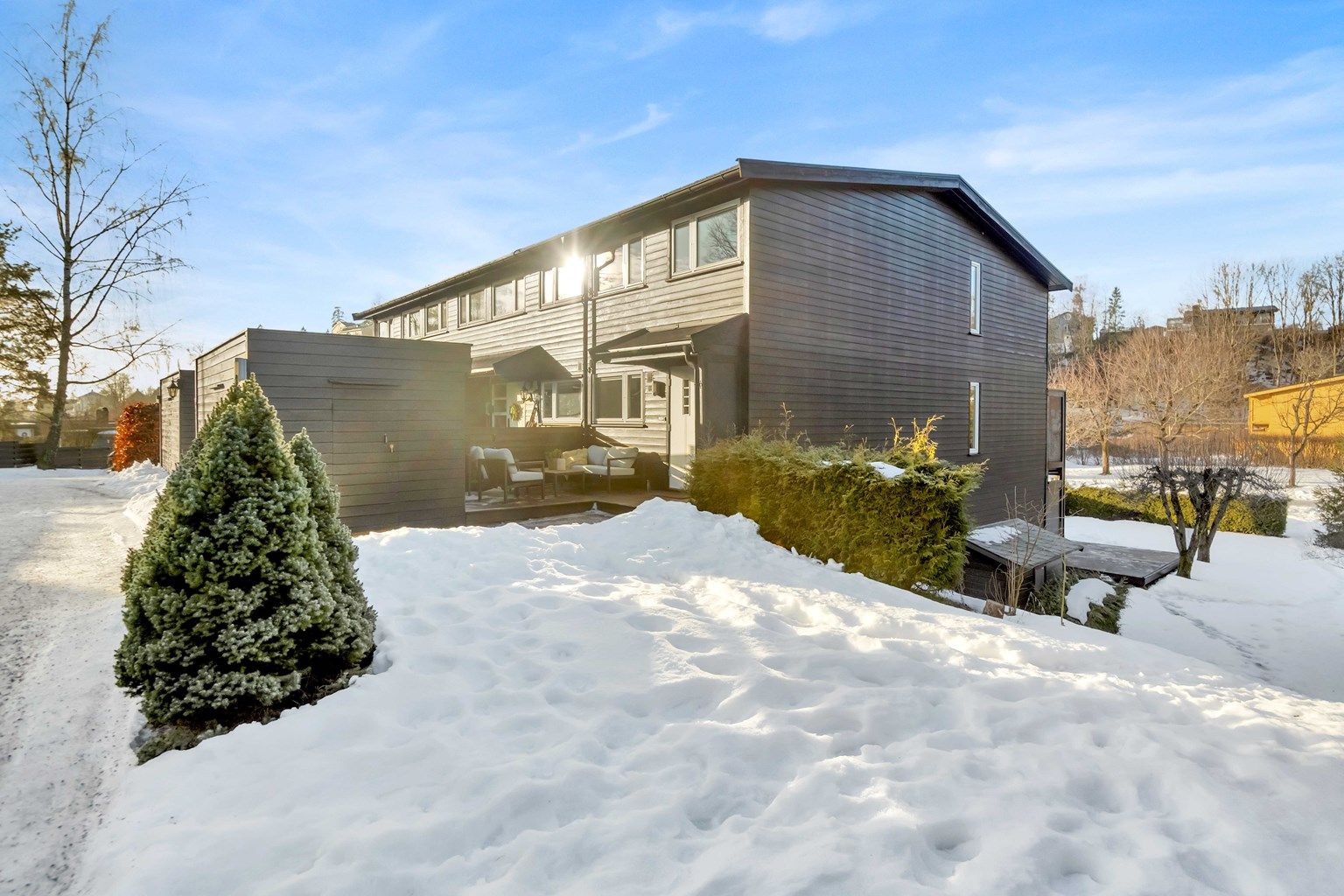 En attraktiv enderekke over tre plan med naturen rett utenfor døren!