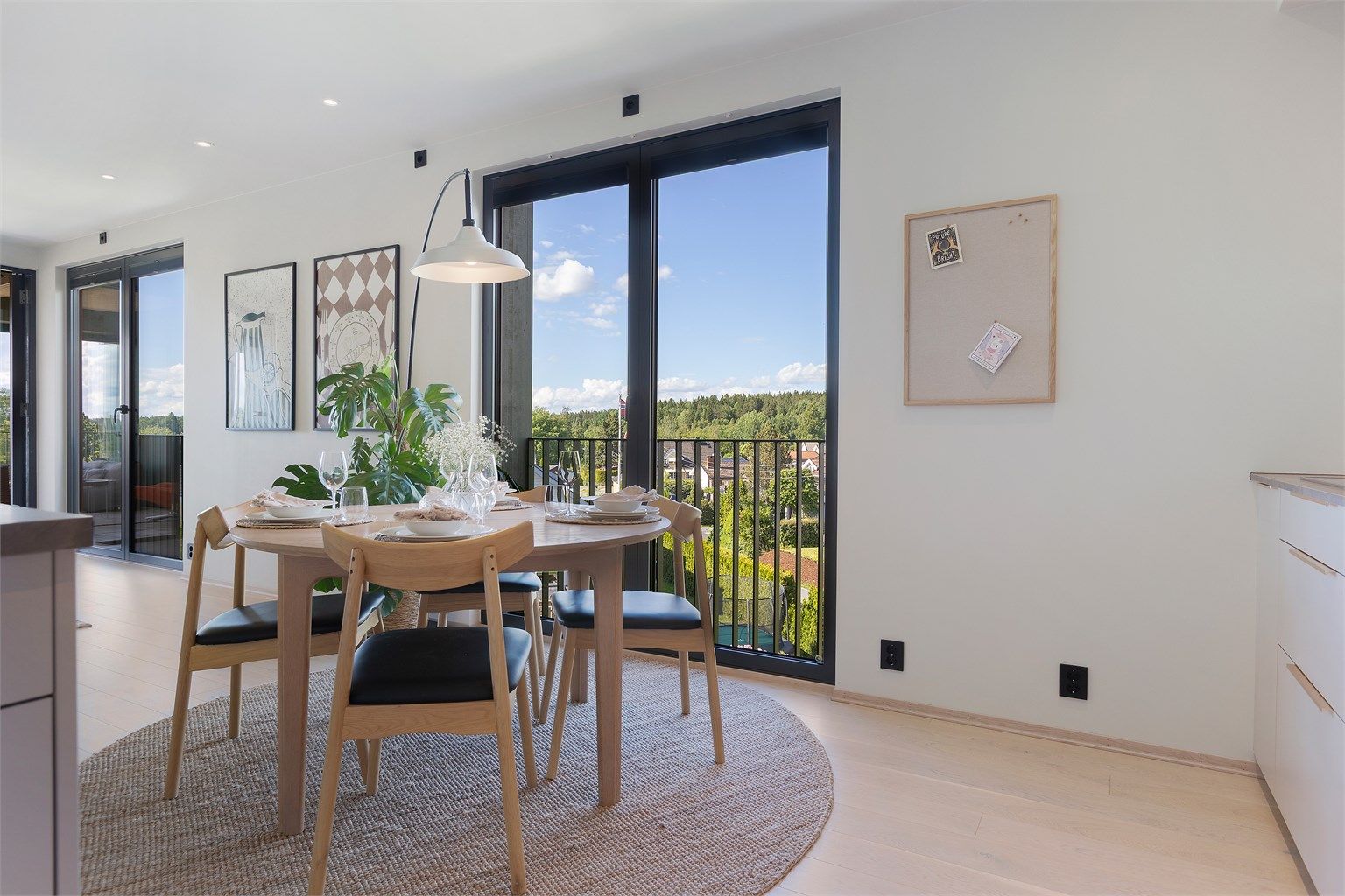 Spiseplass med utsyn gjennom store vindusflater med tre-lags glass.
